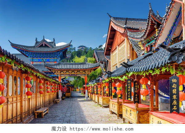 蓝色天空下的传统中国古街风景图